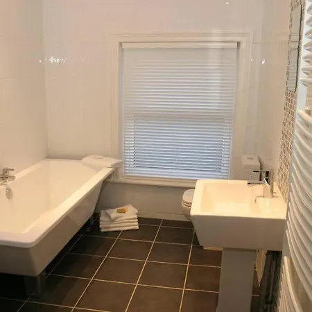 Comfy Big 7 Bedroom Townhouse *