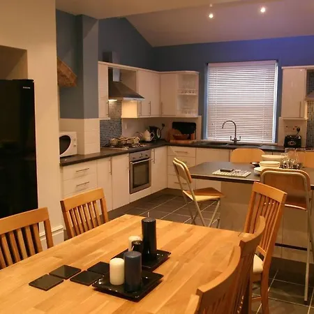 Comfy Big 7 Bedroom Townhouse