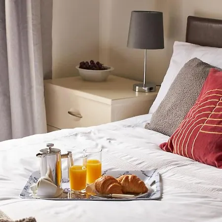 Comfy Big 7 Bedroom Townhouse *