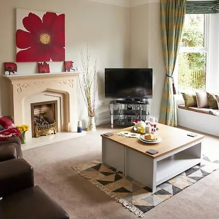 Comfy Big 7 Bedroom Townhouse *