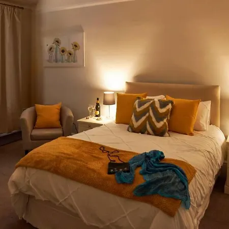 Comfy Big 7 Bedroom Townhouse *