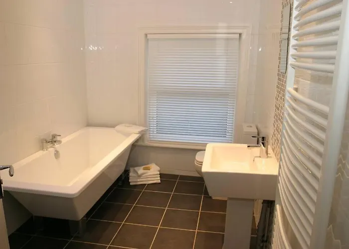 Comfy Big 7 Bedroom Townhouse *