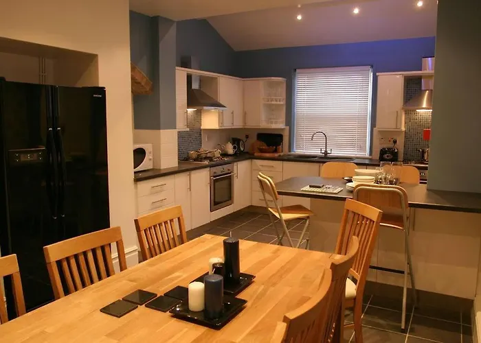 Comfy Big 7 Bedroom Townhouse