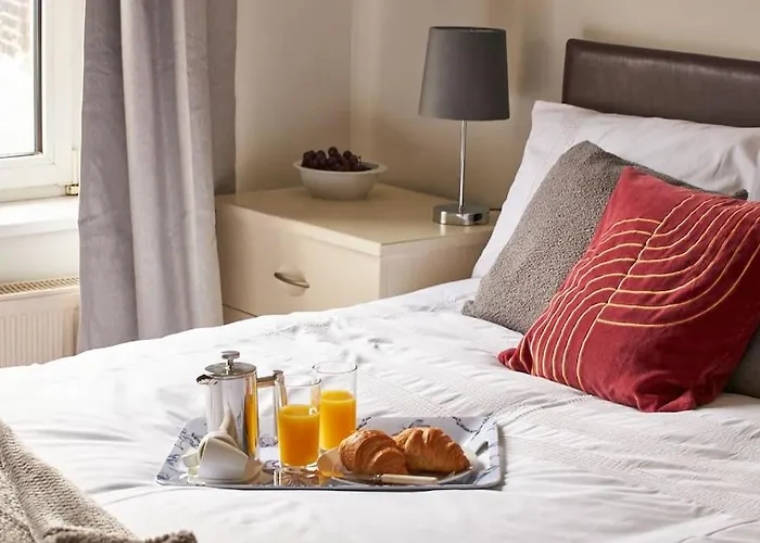 Comfy Big 7 Bedroom Townhouse *