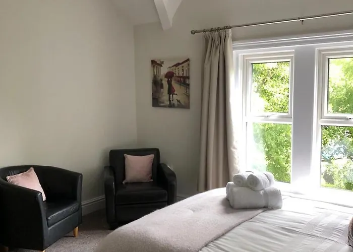 Comfy Big 7 Bedroom Townhouse *